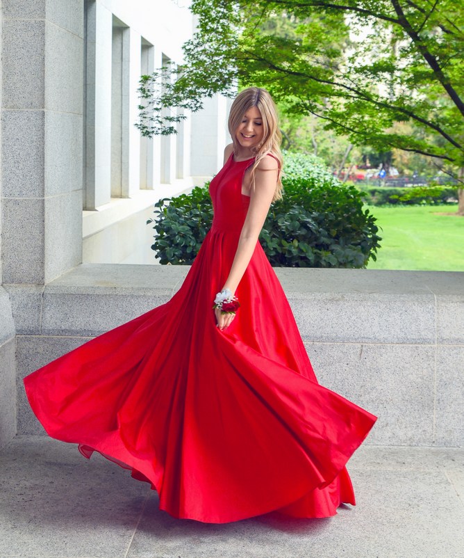 Sukienki kontra spódnice – wybierz Twój idealny styl! 