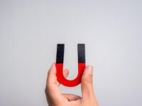 Czy magnes przyciąga miedź – proste doświadczenie dla ucznia