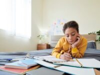 Jak napisać rozprawkę – schemat i przydatne zwroty