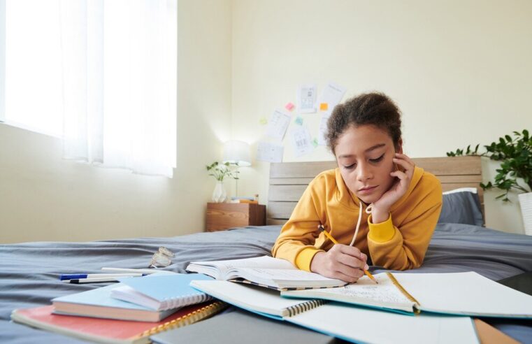 Jak napisać rozprawkę – schemat i przydatne zwroty