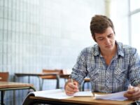 Jak napisać wstęp do rozprawki maturalnej – schemat i gotowe zwroty