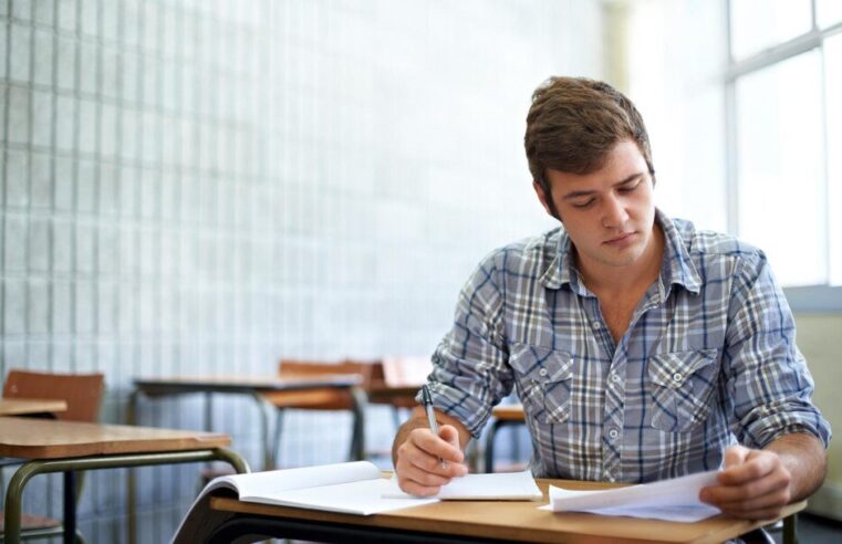 Jak napisać wstęp do rozprawki maturalnej – schemat i gotowe zwroty