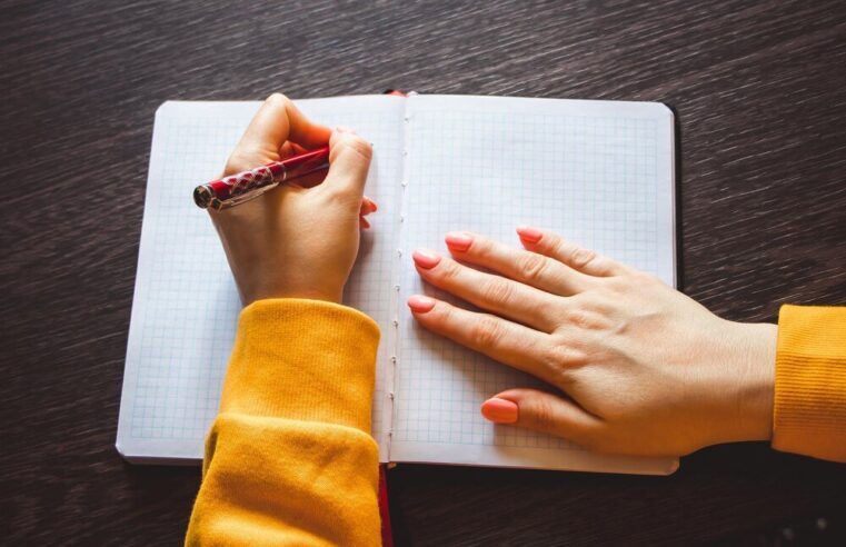 Jak nauczyć się pisać lewą ręką – ćwiczenia krok po kroku