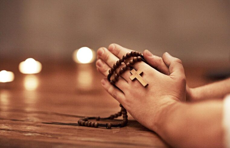 Jak odmawiać różaniec – krok po kroku