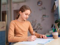 Zadania present simple i continuous – ćwiczenia do druku i online