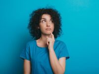 Jakby czy jak by – kiedy piszemy łącznie, a kiedy osobno?