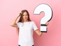 Z pod czy spod – poprawna pisownia i przykłady użycia