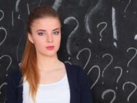 Mea culpa – co to znaczy i skąd pochodzi ten zwrot?