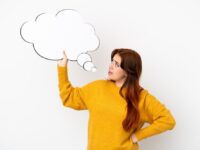 Pejoratywny – co to znaczy i jakie ma znaczenie?