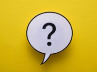 Znów czy znowu – czy można używać zamiennie?