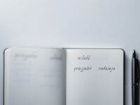 Przysłówki z nie – razem czy osobno?